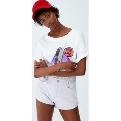Jeansowe spodenki mom fit w bladoróżowym kolorze. Szare szorty jeansowe damskie marki Pull&Bear. Za 89,90 zł.