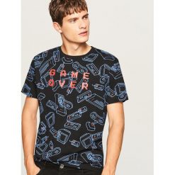 T-shirt z nadrukiem - Czarny. Czarne t-shirty męskie z nadrukiem Reserved, l. Za 39,99 zł.