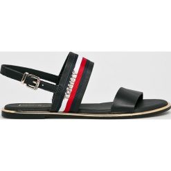 Tommy Hilfiger - Sandały. Niebieskie klapki damskie TOMMY HILFIGER, bez wzorów, ze skóry, bez obcasa, na szpilce. W wyprzedaży za 279,90 zł.