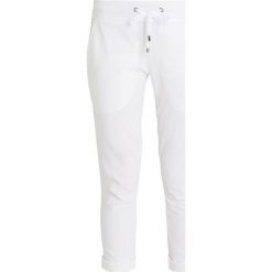 Juvia PLAIN PANTS Spodnie treningowe white. Białe bryczesy damskie Juvia, m, z bawełny. Za 579,00 zł.