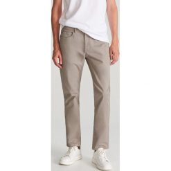 Bawełniane spodnie slim fit - Jasny szary. Szare spodnie męskie Reserved, m, bez wzorów, z bawełny. Za 99,99 zł.