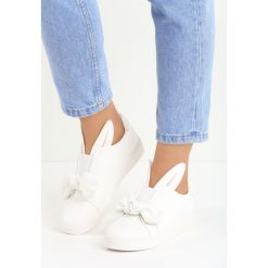 Białe Slip On Catchy. Białe trampki damskie slip on Born2be, ze skóry. Za 59,99 zł.