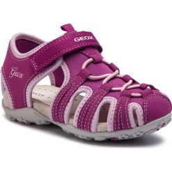 Sandały GEOX - J S.Roxanne B J92D9B 05015 CP8E8 M Dk Raspberry/Pink. Różowe sandały dziewczęce Geox, ze skóry ekologicznej, bez zapięcia. W wyprzedaży za 169,00 zł.