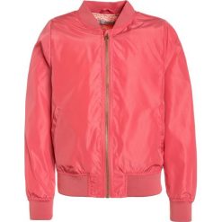 Name it NMFMARYAM Kurtka Bomber sunkist coral. Pomarańczowe kurtki dziewczęce przeciwdeszczowe Name it, z materiału. W wyprzedaży za 152,10 zł.