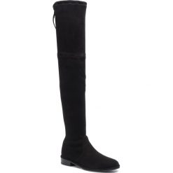 Muszkieterki STUART WEITZMAN - Lowland 1L23145 Black Suede Str. Czarne kozaki damskie Stuart Weitzman, ze skóry, bez obcasa, na obcasie, bez zapięcia. Za 3619,00 zł.
