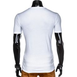 T-SHIRT MĘSKI Z NADRUKIEM S924 - BIAŁY. Białe t-shirty męskie Ombre Clothing, s, z nadrukiem, bez kołnierzyka. Za 19,99 zł.