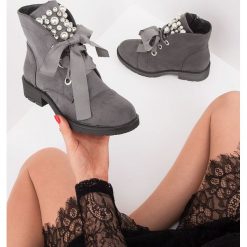 Botki damskie Bestelle CLS-63 Szare. Szare botki damskie Bestelle, z tworzywa sztucznego, na niskim obcasie, na obcasie, bez zapięcia. Za 139,00 zł.