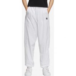 Adidas Originals Spodnie dresowe Biały. Białe spodnie damskie adidas Originals, z dresówki. Za 266,95 zł.