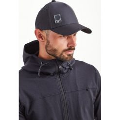 CZAPKA Z DASZKIEM EMPORIO ARMANI TRAVEL ESSENTIAL. Czapki męskie Emporio Armani, na zimę, bez wzorów, sportowe. Za 369,00 zł.