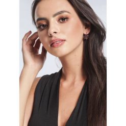 Bordowe Kolczyki Look Upon. Czerwone kolczyki damskie marki other, z cyrkonią, z zapięciem typu bigiel. Za 19,99 zł.