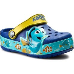 Klapki CROCS - Crocslights Finding Dory Clogk 202881 Cerulean Blue/Lemon. Niebieskie sandały chłopięce Crocs, z tworzywa sztucznego, bez zapięcia. W wyprzedaży za 189,00 zł.