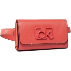 Saszetka nerka CALVIN KLEIN - Ck Signature Belt K60K606644 Red. Różowe nerki damskie Calvin Klein, bez wzorów, ze skóry, bez dodatków. W wyprzedaży za 279,00 zł.