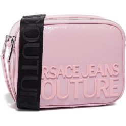 Torebka VERSACE JEANS COUTURE - E1VVBBM6 71412 400. Różowe listonoszki damskie Versace Jeans Couture, bez wzorów, z jeansu, bez dodatków. W wyprzedaży za 439,00 zł.