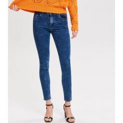 Jeansy slim - Niebieski. Niebieskie jeansy damskie marki Reserved. Za 99,99 zł.