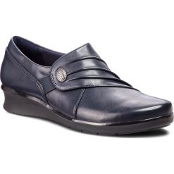 Półbuty CLARKS - Hope Roxanne 261372034 Navy. Niebieskie półbuty damskie Clarks, na co dzień, z aplikacjami, ze skóry, bez obcasa, na płaskiej podeszwie, bez zapięcia. W wyprzedaży za 219,00 zł.