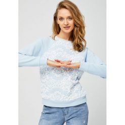 Modna bluza z motywem koronki. Niebieskie bluzy damskie Moodo, l, z nadrukiem, z bawełny, z długim rękawem, długie, bez kaptura. Za 39,99 zł.