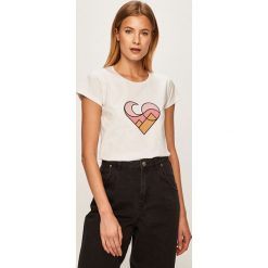 Femi Stories - T-shirt Meno. Białe bluzki damskie Femi Stories, s, z nadrukiem, z bawełny, casualowe, z okrągłym kołnierzem. Za 129,90 zł.