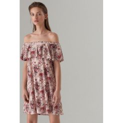 Sukienka hiszpanka w kwiaty - Różowy. Różowe sukienki damskie Mohito, s, w kwiaty, bez kołnierzyka, bez rękawów. Za 149,99 zł.