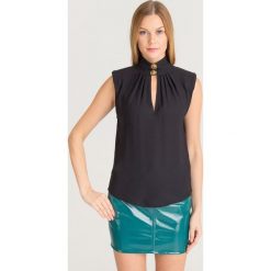 BLUZKA ELISABETTA FRANCHI. Czarne bluzki damskie Elisabetta Franchi, z haftami, z tkaniny, ze stójką, bez rękawów. Za 449,50 zł.