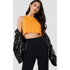 NA-KD Basic Krótki top na ramiączkach - Orange. Pomarańczowe topy damskie marki NA-KD Basic, bez wzorów, z okrągłym kołnierzem. W wyprzedaży za 22,40 zł.