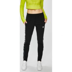 Adidas Originals - Spodnie. Czarne spodnie damskie adidas Originals, bez wzorów, z elastanu. W wyprzedaży za 199,90 zł.