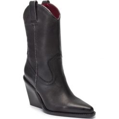 Kozaki BRONX - 34125-E BX 1620 Black 01. Czarne kozaki damskie Bronx, ze skóry, przed kolano, na wysokim obcasie, na obcasie, bez zapięcia. W wyprzedaży za 479,00 zł.