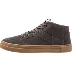 HUB KINGSTON MID Sneakersy wysokie dark grey. Szare sneakersy męskie marki HUB, bez wzorów, ze skóry, bez zapięcia. Za 419,00 zł.