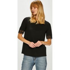 Jacqueline de Yong - Top. Czarne topy damskie marki Jacqueline de Yong, s, z nadrukiem, z bawełny, z okrągłym kołnierzem. W wyprzedaży za 54,90 zł.
