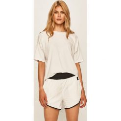 Dkny - T-shirt. Białe topy damskie DKNY, s, z nadrukiem, z elastanu, z okrągłym kołnierzem. W wyprzedaży za 159,90 zł.