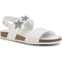 Sandały GEOX - J Adriel G. A J028MA 0BCQD C0007 D White/Silver. Białe sandały dziewczęce Geox, ze skóry ekologicznej, bez zapięcia. W wyprzedaży za 129,00 zł.