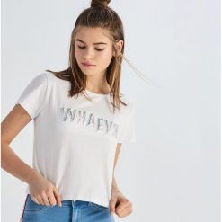 Krótki t-shirt z holograficznym napisem - Biały. Białe t-shirty damskie marki Sinsay, s, z napisami. Za 49,99 zł.