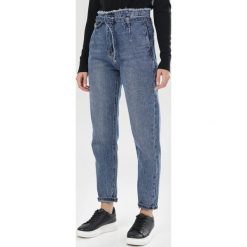 Niebieskie Jeansy Mom Fit Jisleria. Niebieskie jeansy damskie Born2be, s. Za 119,99 zł.