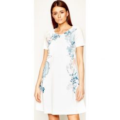 Sukienka codzienna Desigual Vest_Charlotte 20SWVK57. Białe sukienki damskie Desigual, na co dzień, l, bez wzorów, z wiskozy, bez kołnierzyka, bez rękawów, proste. W wyprzedaży za 299,00 zł.