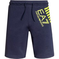 Szorty dresowe EA7 EMPORIO ARMANI. Niebieskie spodenki i szorty męskie EA7 Emporio Armani, z nadrukiem, z bawełny. Za 390,00 zł.