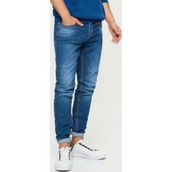 Jeansy COMFORT - Granatowy. Niebieskie jeansy męskie Cropp. Za 119,99 zł.