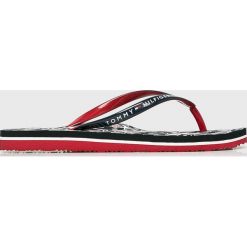 Tommy Hilfiger - Japonki. Niebieskie klapki damskie marki TOMMY HILFIGER, z materiału, na płaskiej podeszwie. Za 159,90 zł.