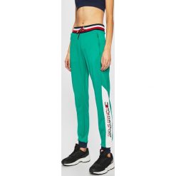 Tommy Sport - Spodnie. Zielone spodnie damskie Tommy Sport, s, z nadrukiem, z elastanu. Za 399,90 zł.