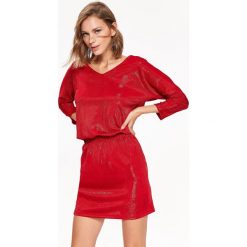 Imprezowa sukienka w intensywnym kolorze wykonana z błyszczącej dzianiny. Czerwone sukienki damskie Top Secret, na imprezę, na zimę, bez wzorów, z dzianiny, eleganckie, z dekoltem w serek, z krótkim rękawem, krótkie, mini. Za 119,99 zł.