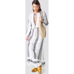 Trendyol Plażowa sukienka w paski - White. Białe sukienki damskie Trendyol, na plażę, w paski, bez kołnierzyka, bez rękawów, maxi. Za 121,95 zł.