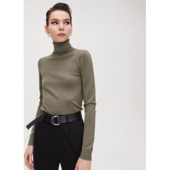 Sweter gładki z golfem - Zielony. Zielone swetry damskie Cropp, s, bez wzorów, bez rękawów, bez kaptura. Za 59,99 zł.