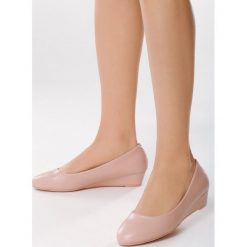 Różowe Koturny Like Rose. Różowe koturny damskie Born2be, bez wzorów, bez obcasa, na koturnie. W wyprzedaży za 34,99 zł.