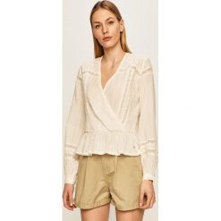 Pepe Jeans - Bluzka Kate. Białe bluzki damskie Pepe Jeans, s, w koronkowe wzory, z bawełny, bez kołnierzyka, z długim rękawem. Za 339,90 zł.