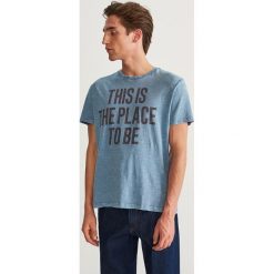 T-shirt z napisem - Niebieski. Niebieskie t-shirty męskie Reserved, l, z napisami. Za 29,99 zł.