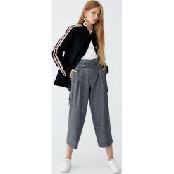 Szare spodnie paper bag z paskiem. Szare spodnie damskie Pull&Bear. Za 109,00 zł.
