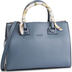 Torebka LIU JO - M Satchel Zip A19093 E0040 Nuvola 74111. Niebieskie torebki klasyczne damskie Liu Jo, bez wzorów, ze skóry ekologicznej, klasyczne, bez dodatków. W wyprzedaży za 419,00 zł.