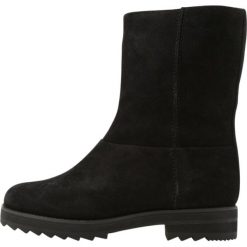 Jil Sander Navy Botki nero. Czarne buty zimowe damskie marki Jil Sander Navy, z materiału, klasyczne. W wyprzedaży za 1327,20 zł.