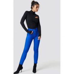 NA-KD Jeansy z wysokim stanem - Blue. Niebieskie spodnie damskie z wysokim stanem NA-KD, bez wzorów, z jeansu, z podwyższonym stanem. Za 100,95 zł.