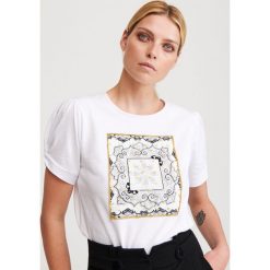 T-shirt z naszywką - Biały. Białe t-shirty damskie Reserved, s, z aplikacjami, bez kołnierzyka. W wyprzedaży za 39,99 zł.