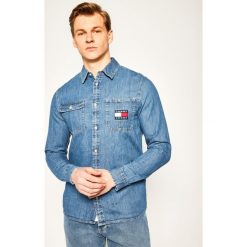Koszula Tommy Jeans Denim Badge DM0DM07918. Niebieskie koszule męskie Tommy Jeans, m, bez wzorów, z bawełny, casualowe, bez kołnierzyka, bez rękawów. Za 339,00 zł.