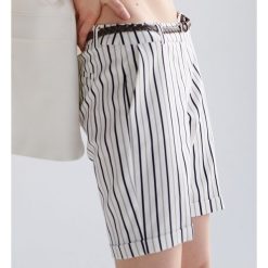 Szorty chino z paskiem - Wielobarwny. Szorty damskie Reserved, bez wzorów. W wyprzedaży za 39,99 zł.